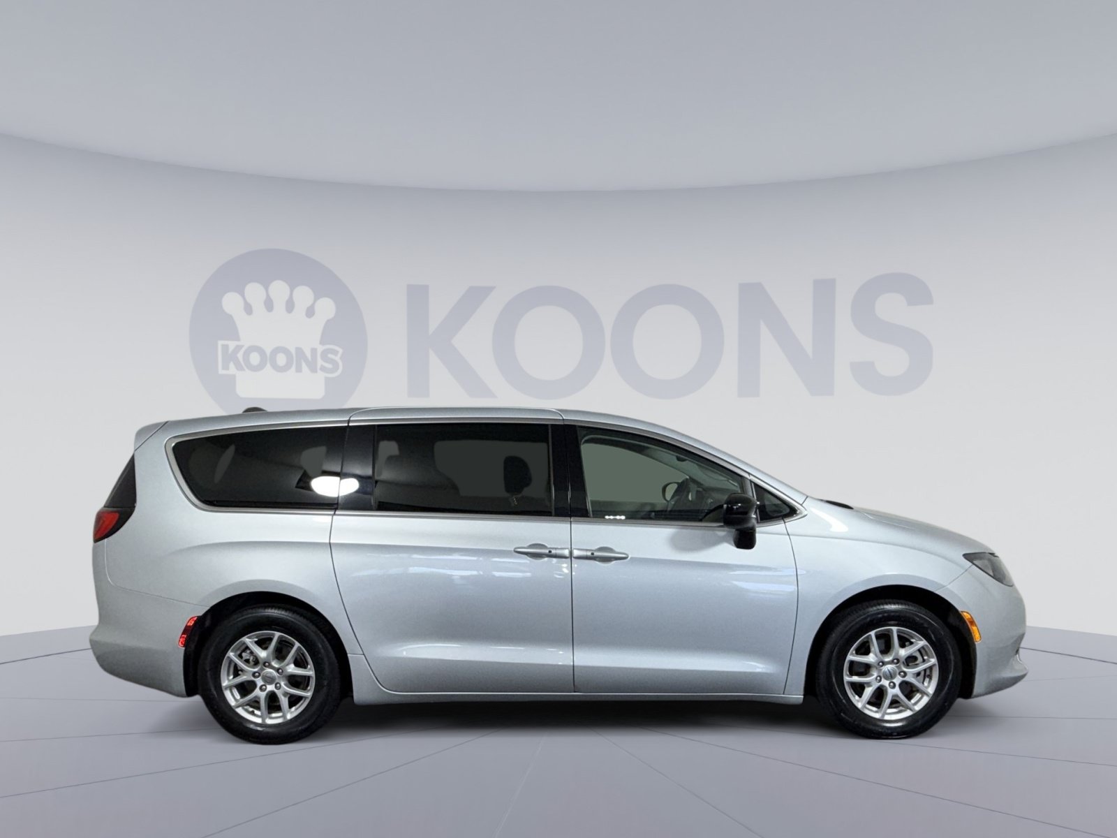 Used 2024 Chrysler Voyager LX FWD image 8