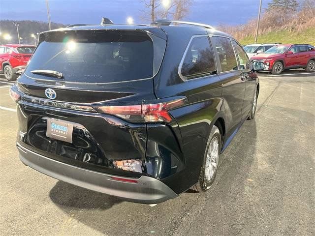 Used 2024 Toyota Sienna XLE image 16
