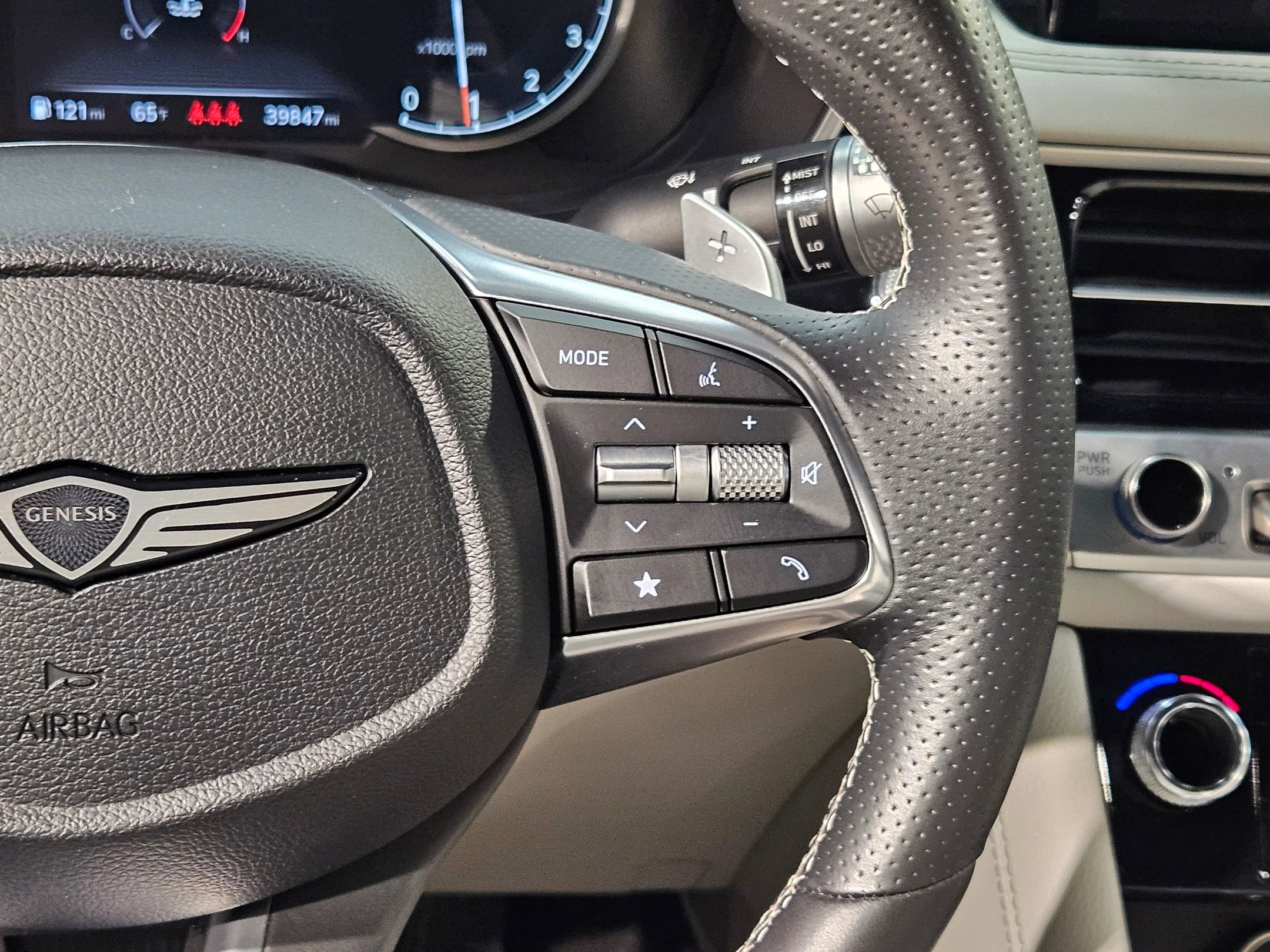 Used 2025 Genesis G70 2.5T RWD image 28