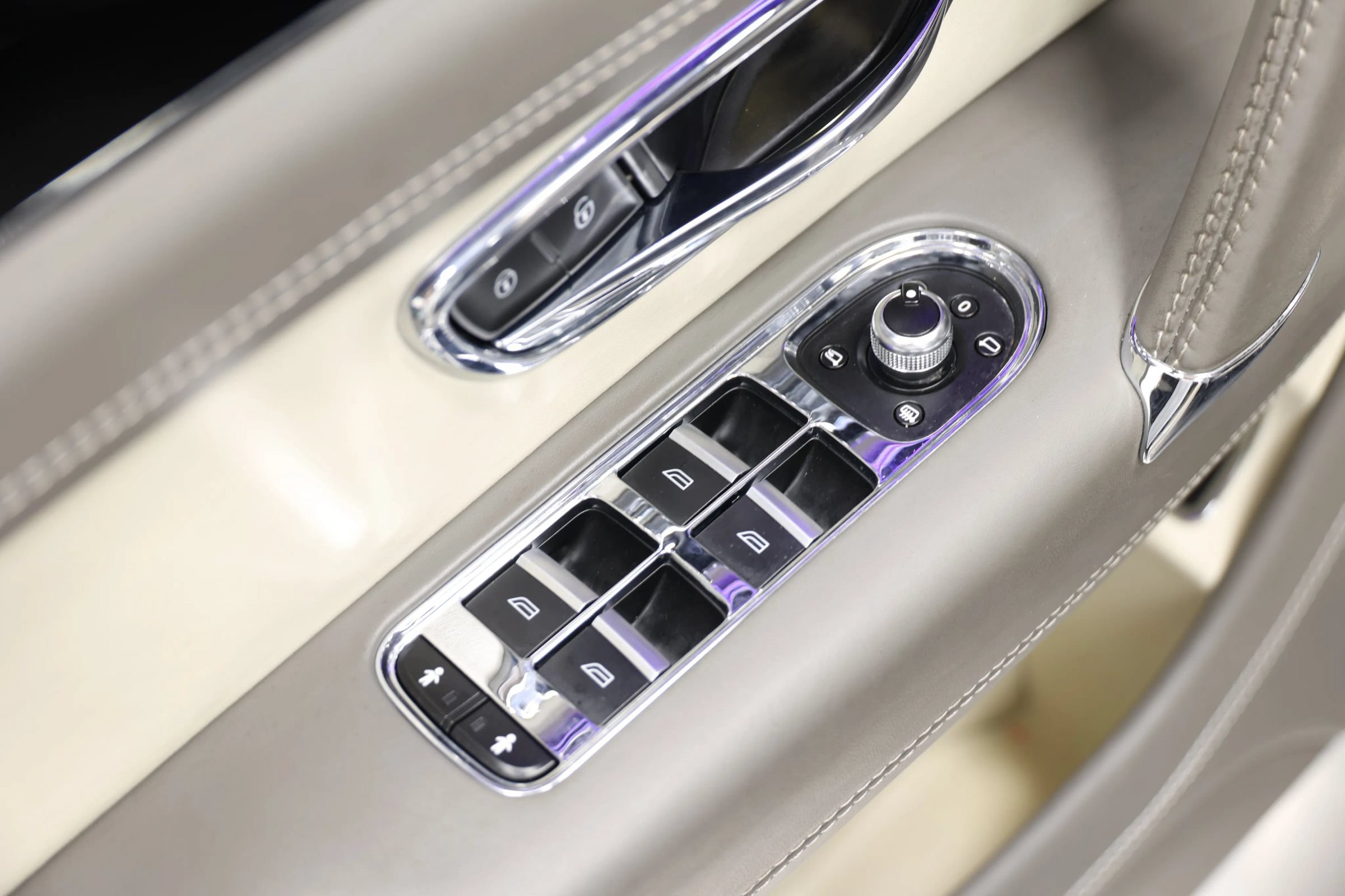 Used 2018 Bentley Bentayga Onyx Edition AWD/4WD image 14