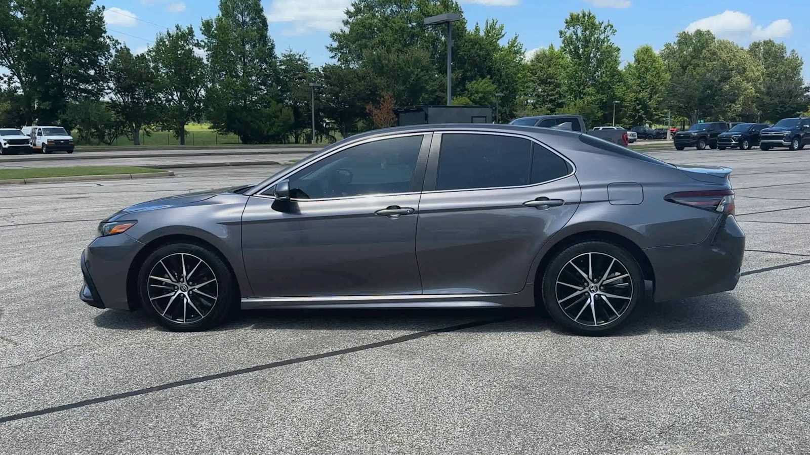 Used 2023 Toyota Camry SE FWD image 5