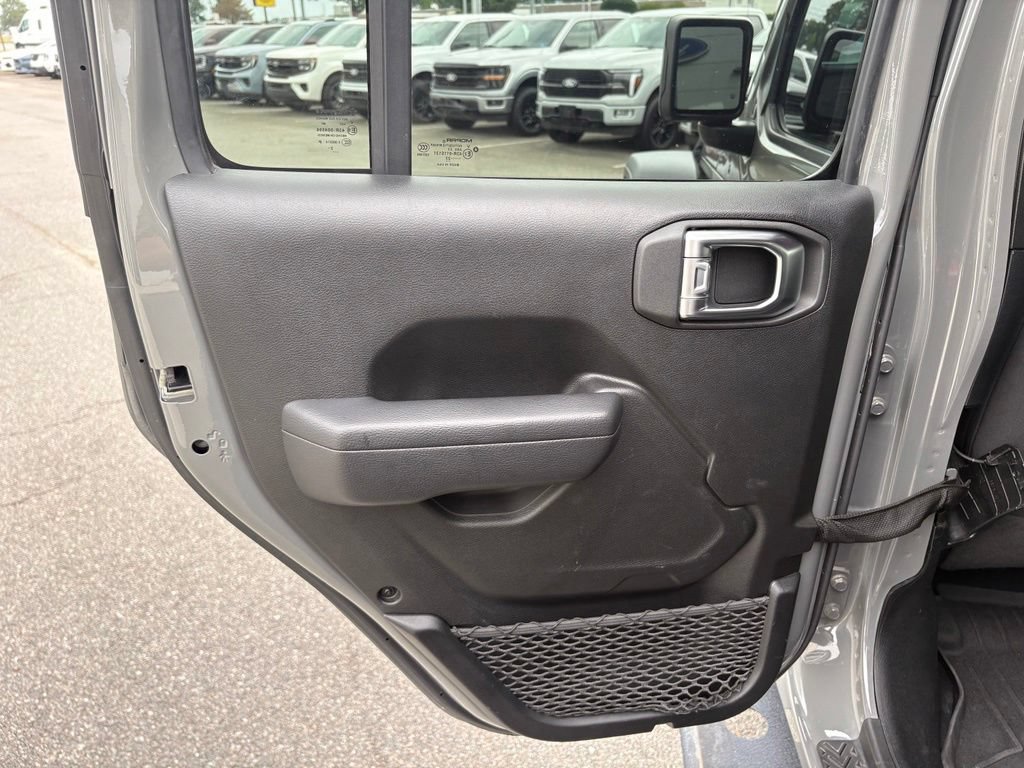 Used 2023 Jeep Wrangler Unlimited Rubicon w/ Cold Weather Group AWD/4WD image 16
