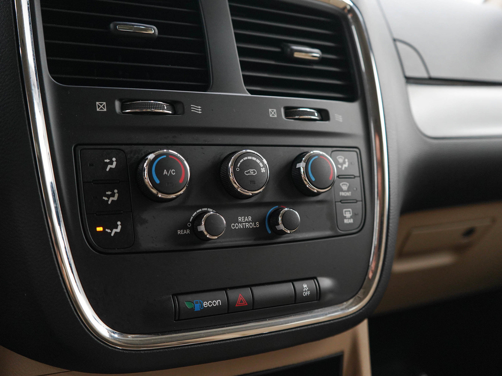 Used 2015 Dodge Grand Caravan SXT FWD image 25