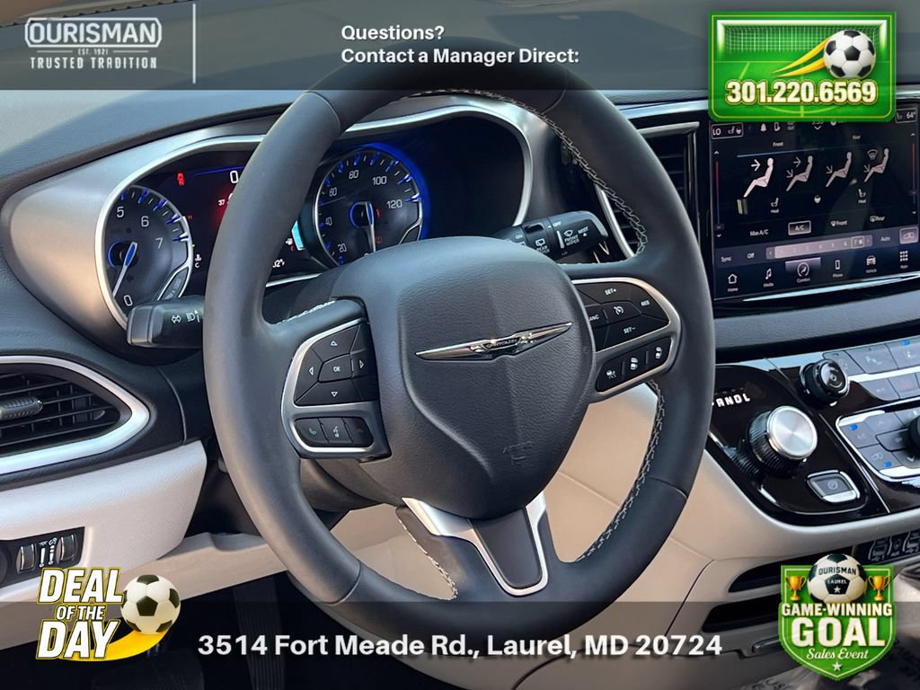 Used 2024 Chrysler Pacifica Touring-L FWD image 9