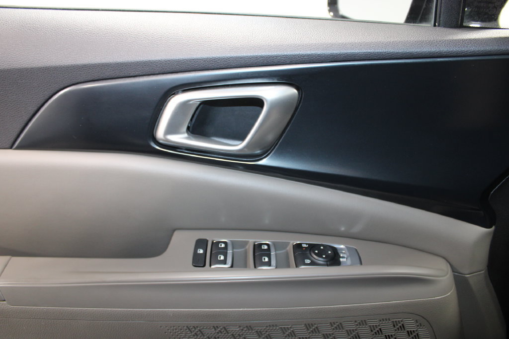 Used 2025 Kia Carnival FWD image 39
