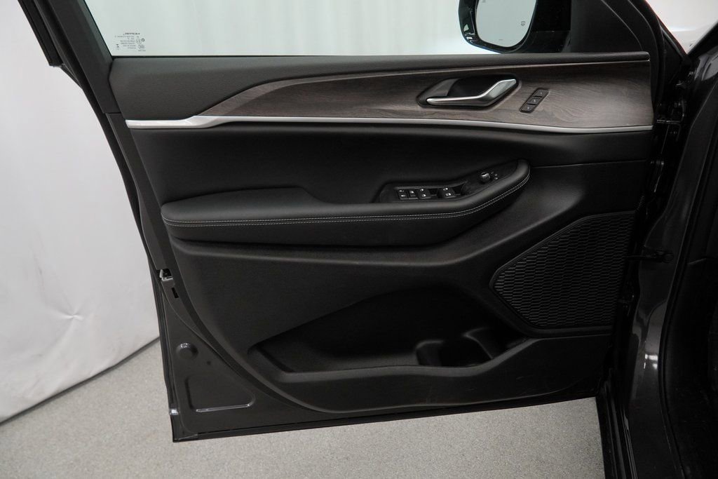 New 2025 Jeep Grand Cherokee L Limited image 31