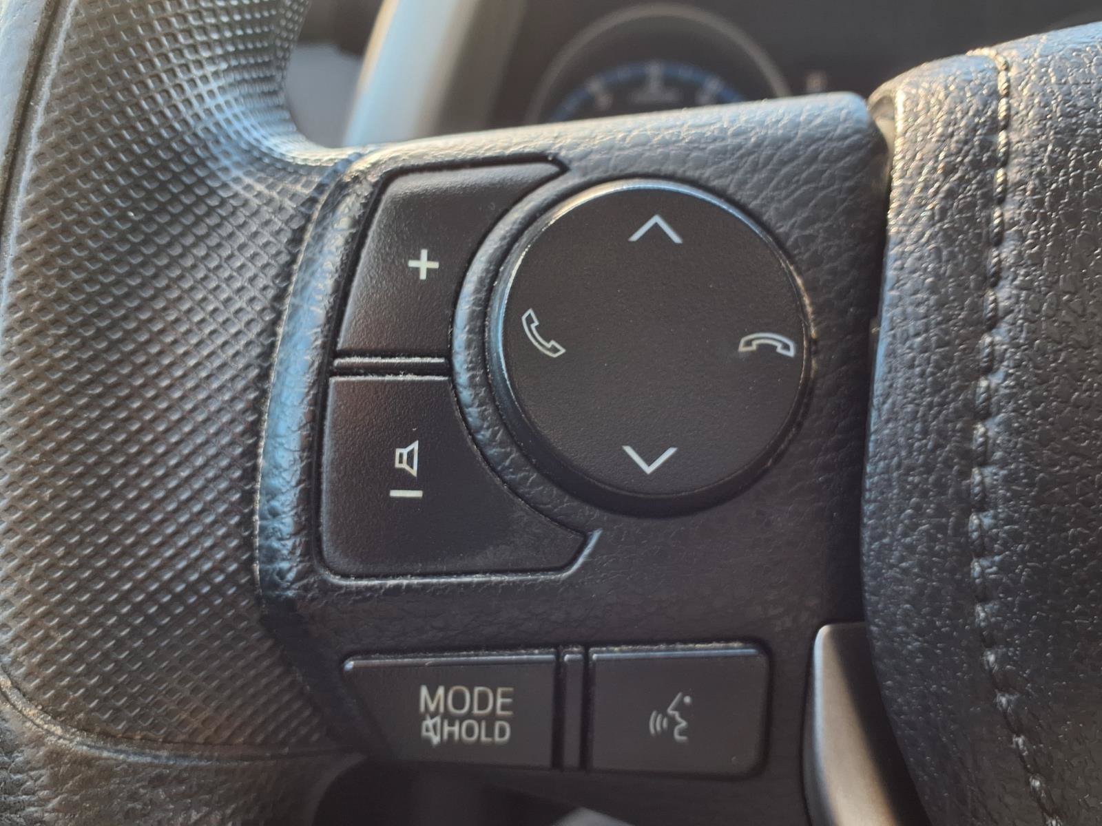 Used 2018 Toyota RAV4 LE FWD image 17