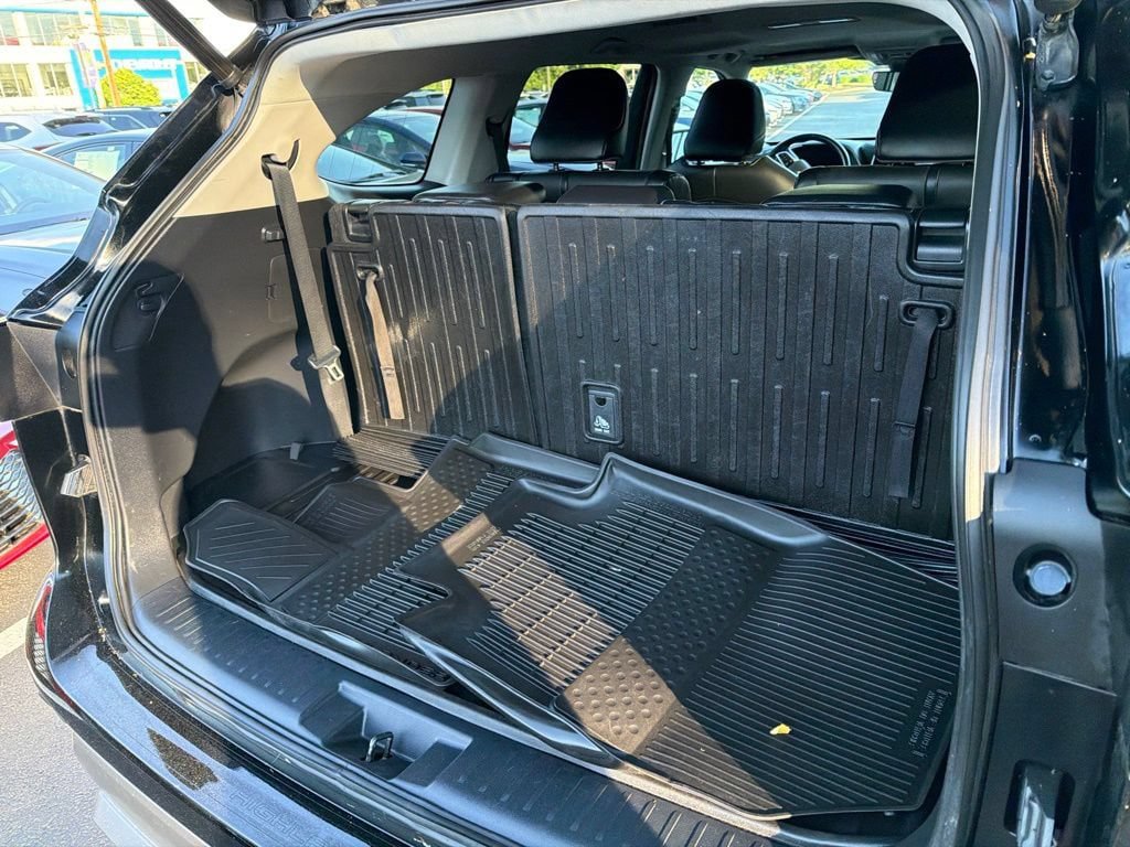 Used 2021 Toyota Highlander XLE AWD/4WD image 18