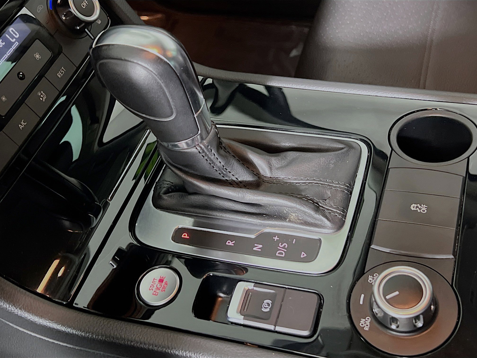 Used 2014 Volkswagen Touareg Sport image 24