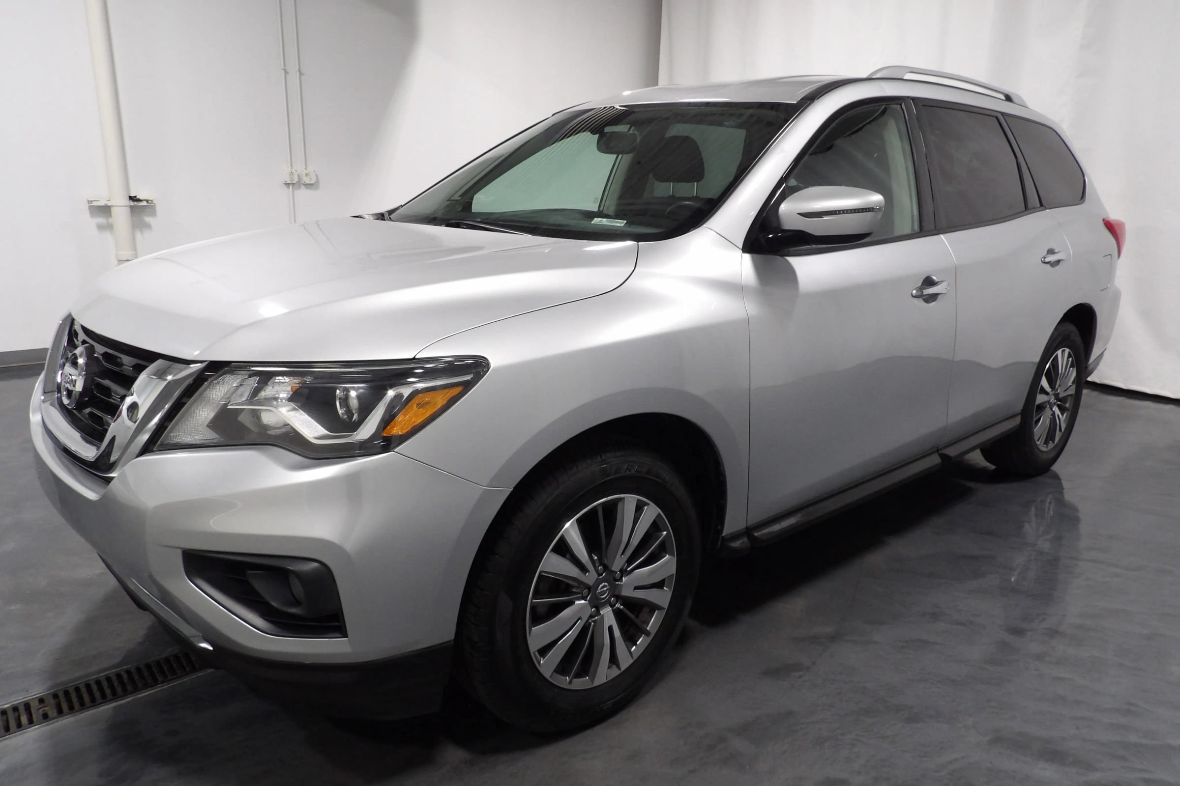 Used 2019 Nissan Pathfinder SV FWD image 3