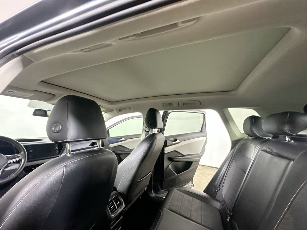 Used 2022 Volkswagen Taos SE w/ Panoramic Sunroof Package FWD image 14