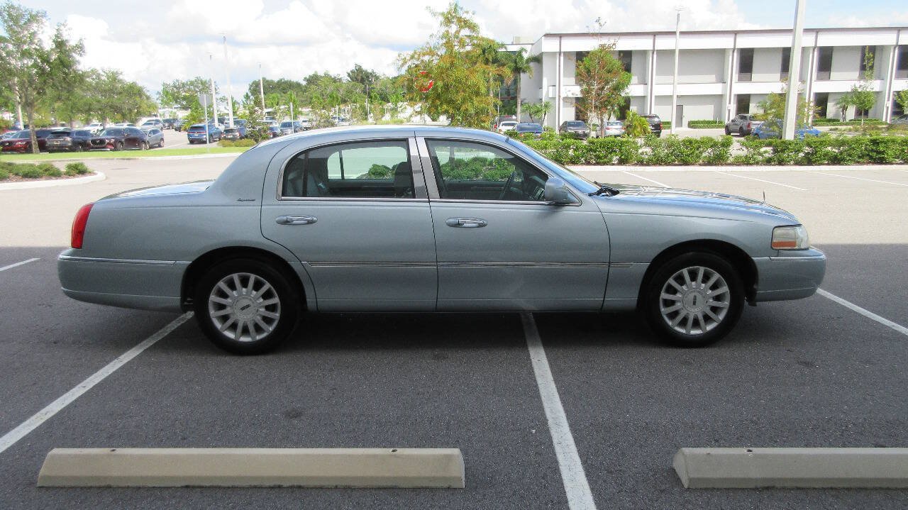 Used 2007 Lincoln Town Car Signature RWD image 6
