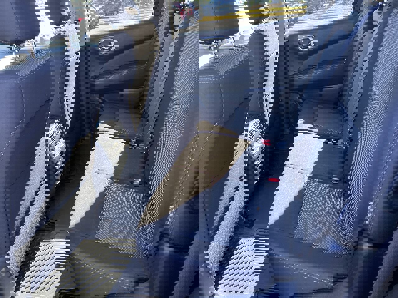 Used 2020 Nissan Pathfinder SV image 32