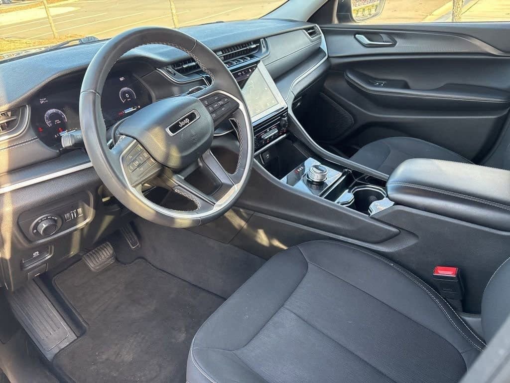 Used 2023 Jeep Grand Cherokee L Laredo image 16