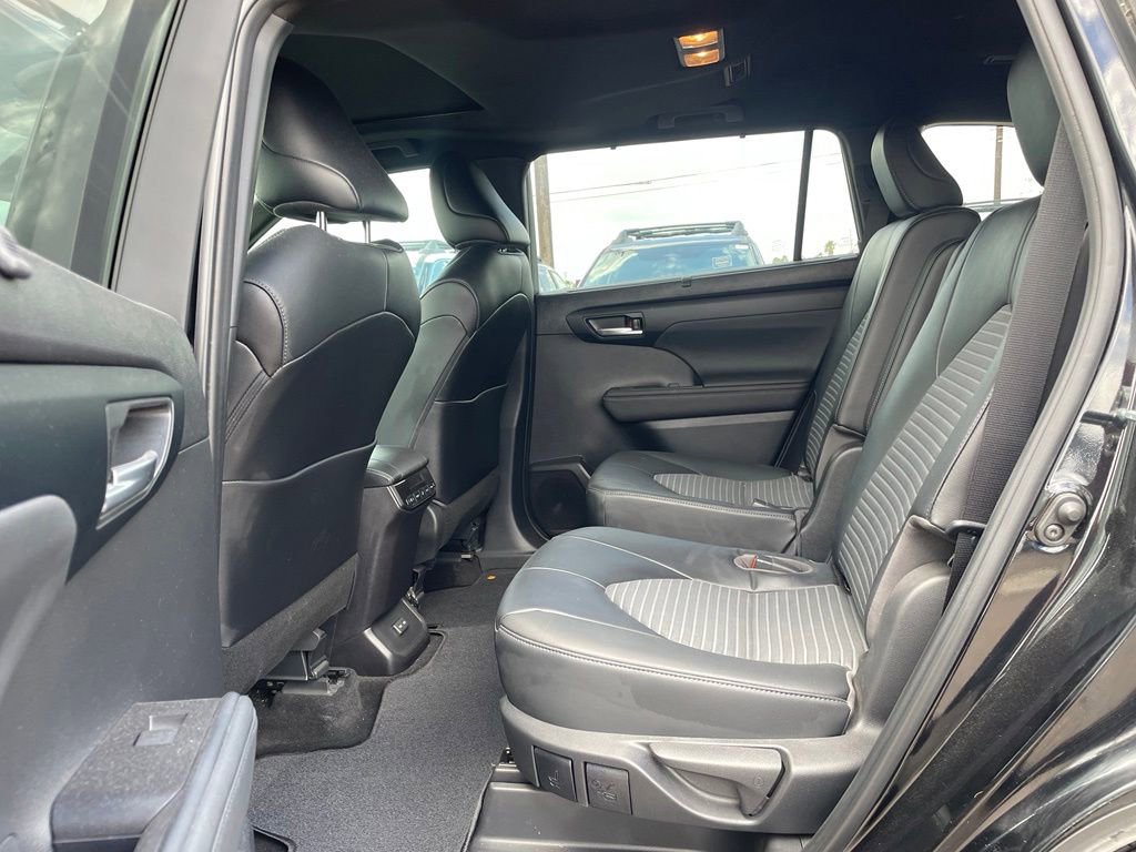 Used 2023 Toyota Highlander XSE FWD image 17