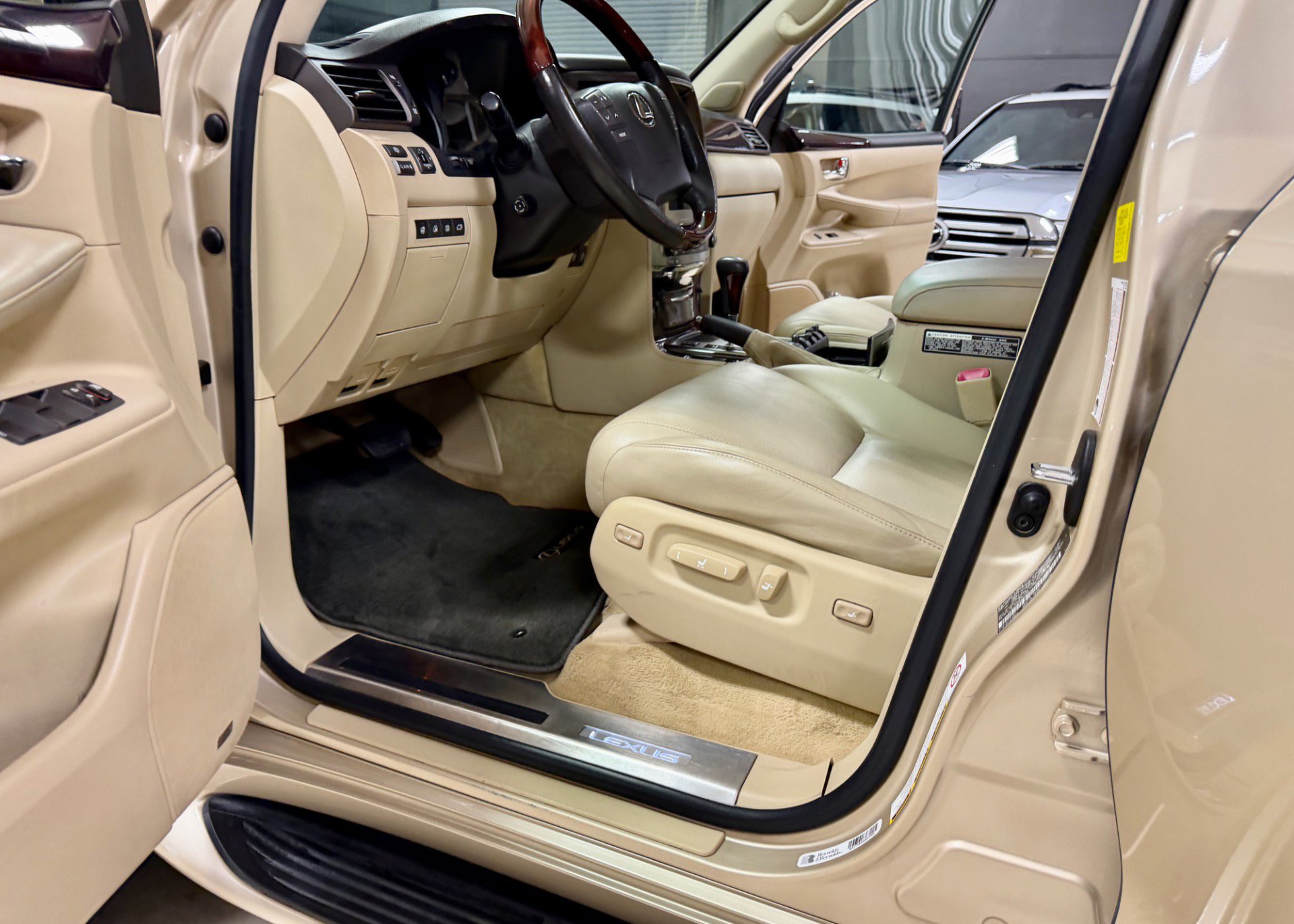 Used 2011 Lexus LX 570 4WD w/ Luxury Pkg w/Pre-crash image 22
