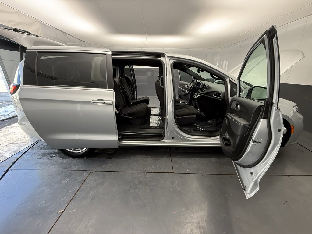 Used 2023 Chrysler Pacifica Touring image 18