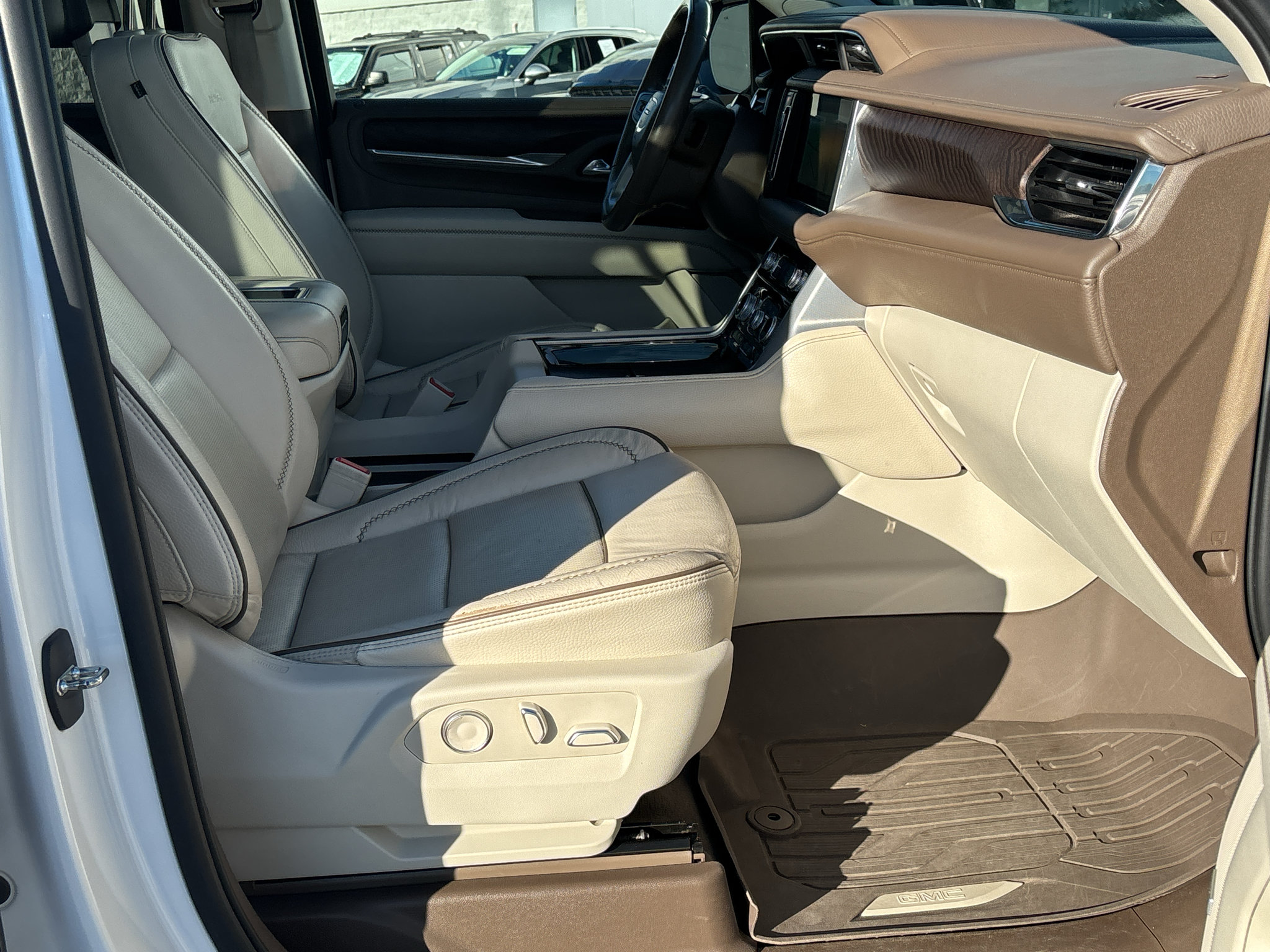 Used 2023 GMC Yukon XL Denali w/ Advanced Technology Package RWD image 21