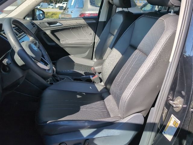 Used 2022 Volkswagen Tiguan SE w/ Panoramic Sunroof Package image 9