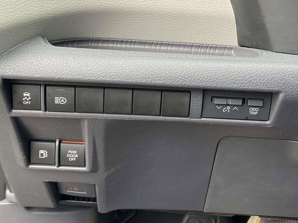 Used 2022 Toyota Sienna Limited image 28