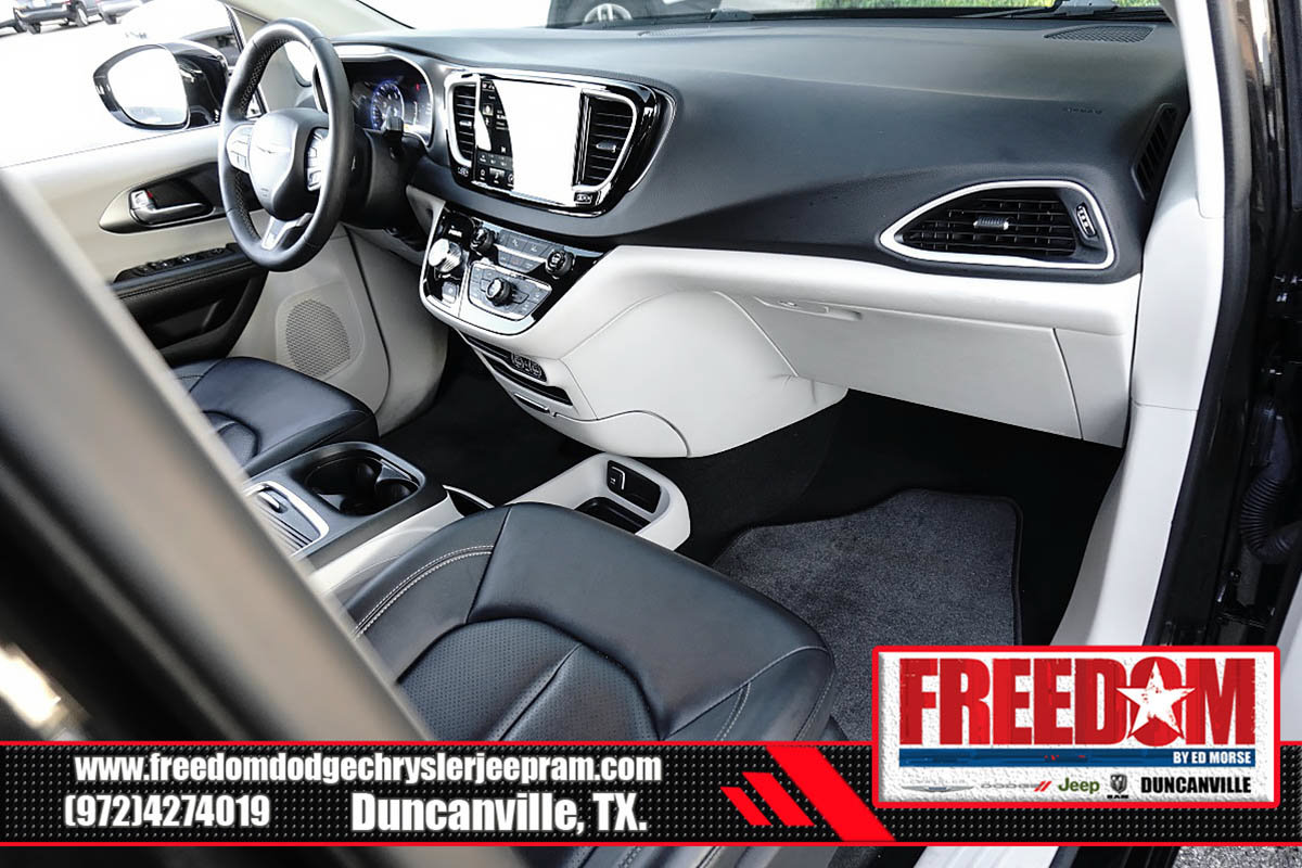 Certified 2024 Chrysler Pacifica Touring-L FWD image 11