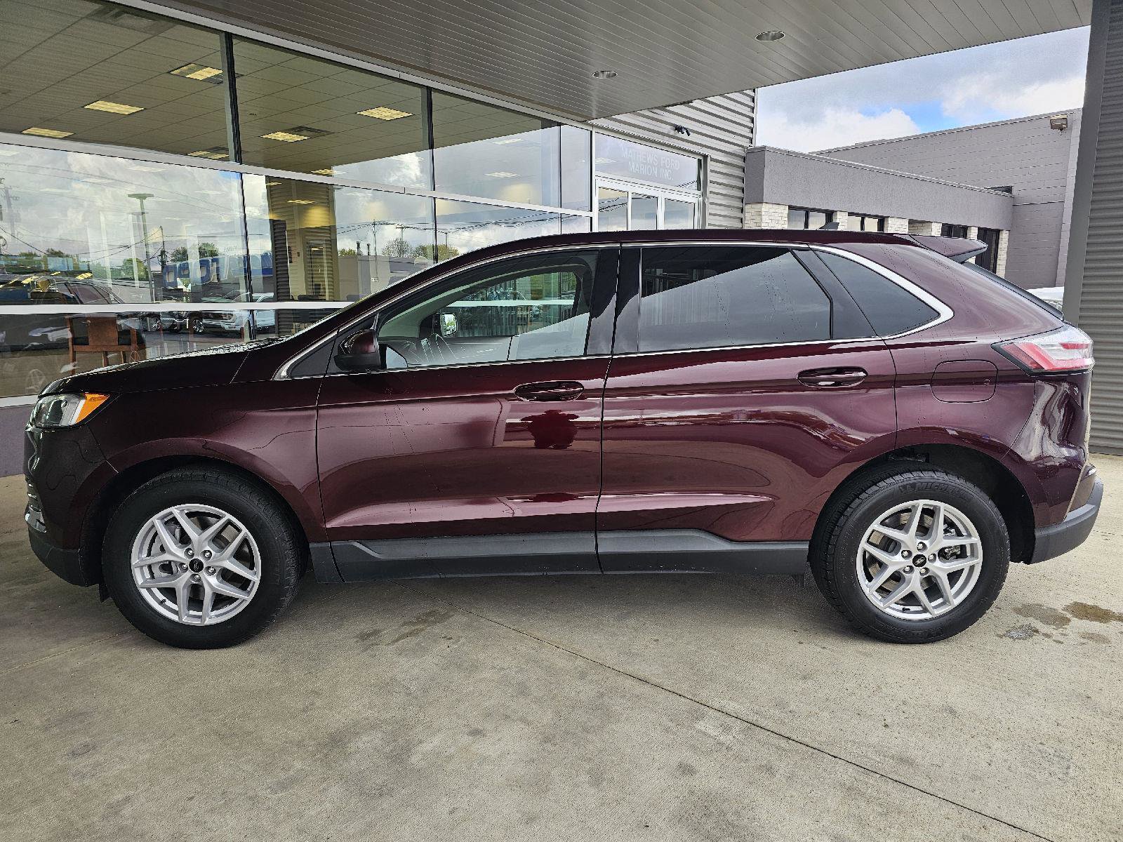 Used 2023 Ford Edge SEL w/ Convenience Package AWD/4WD image 2