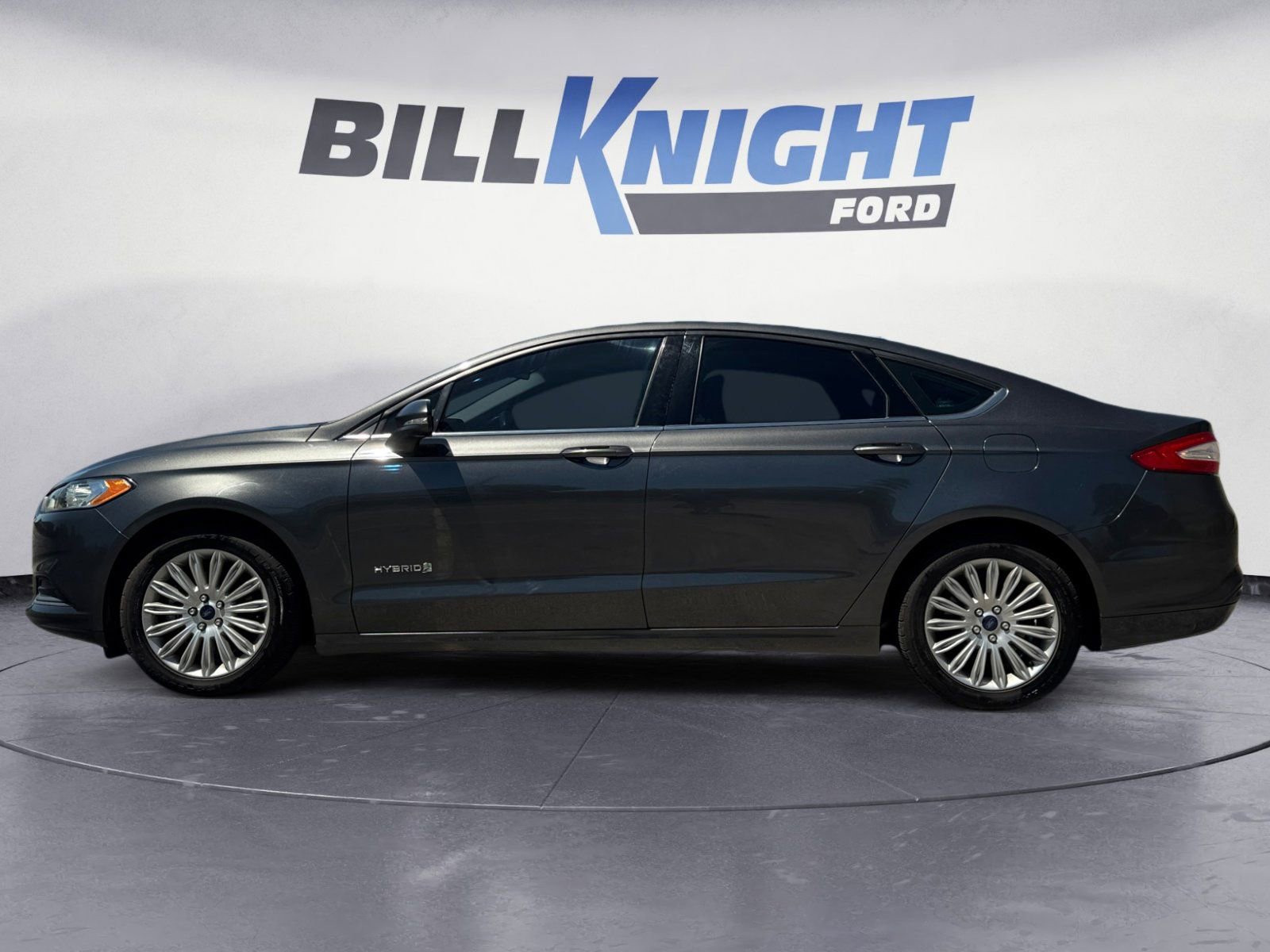 Used 2016 Ford Fusion SE FWD image 2