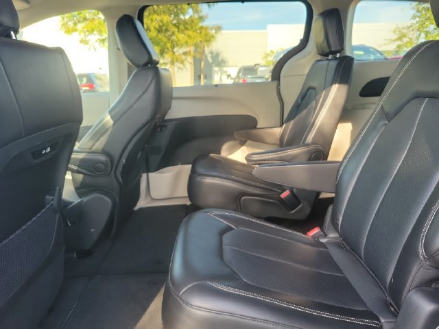 Used 2024 Chrysler Pacifica Touring-L FWD image 9