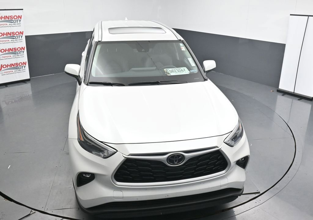 Used 2024 Toyota Highlander XLE AWD/4WD image 11