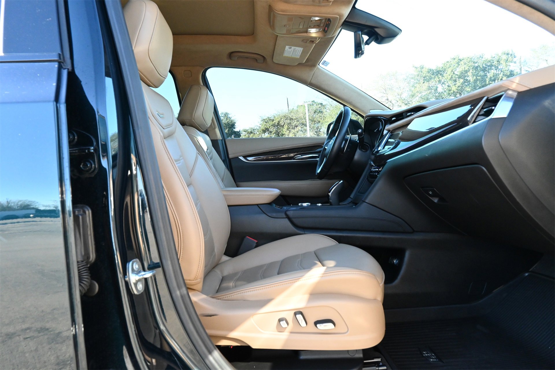 Certified 2024 Cadillac XT6 Sport w/ Platinum Package image 27