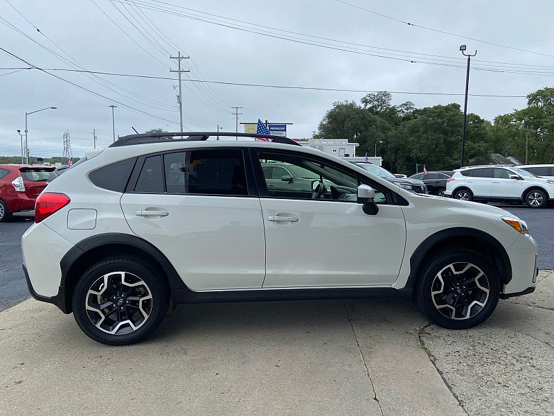 Used 2017 Subaru Crosstrek 2.0i Premium w/ Moonroof Package AWD/4WD image 6