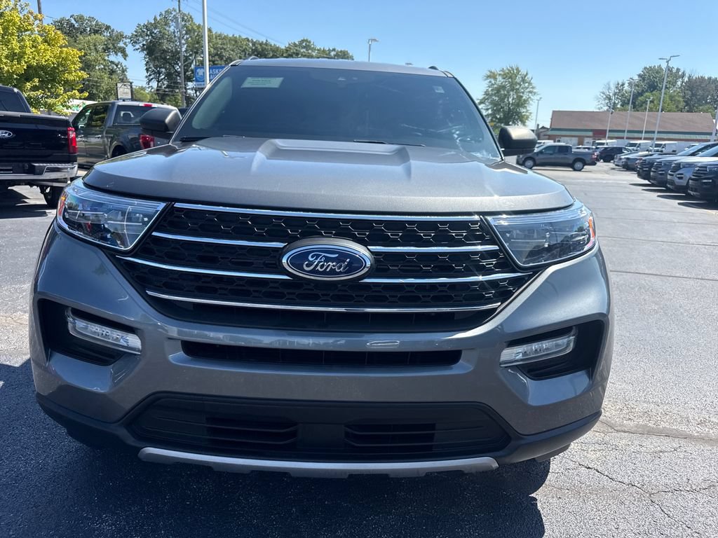 Used 2024 Ford Explorer XLT w/ Equipment Group 202A AWD/4WD image 3