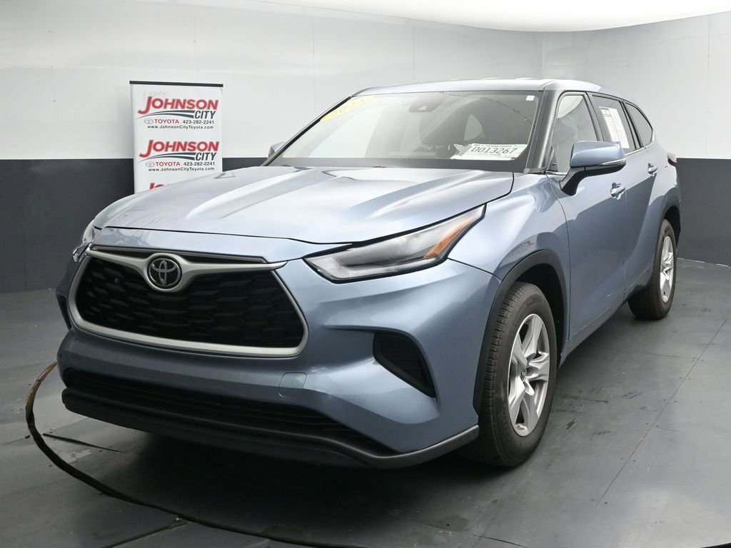 Used 2023 Toyota Highlander LE image 4