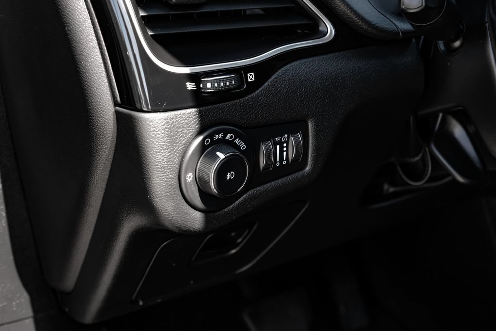 Used 2021 Jeep Cherokee Latitude Plus FWD image 16