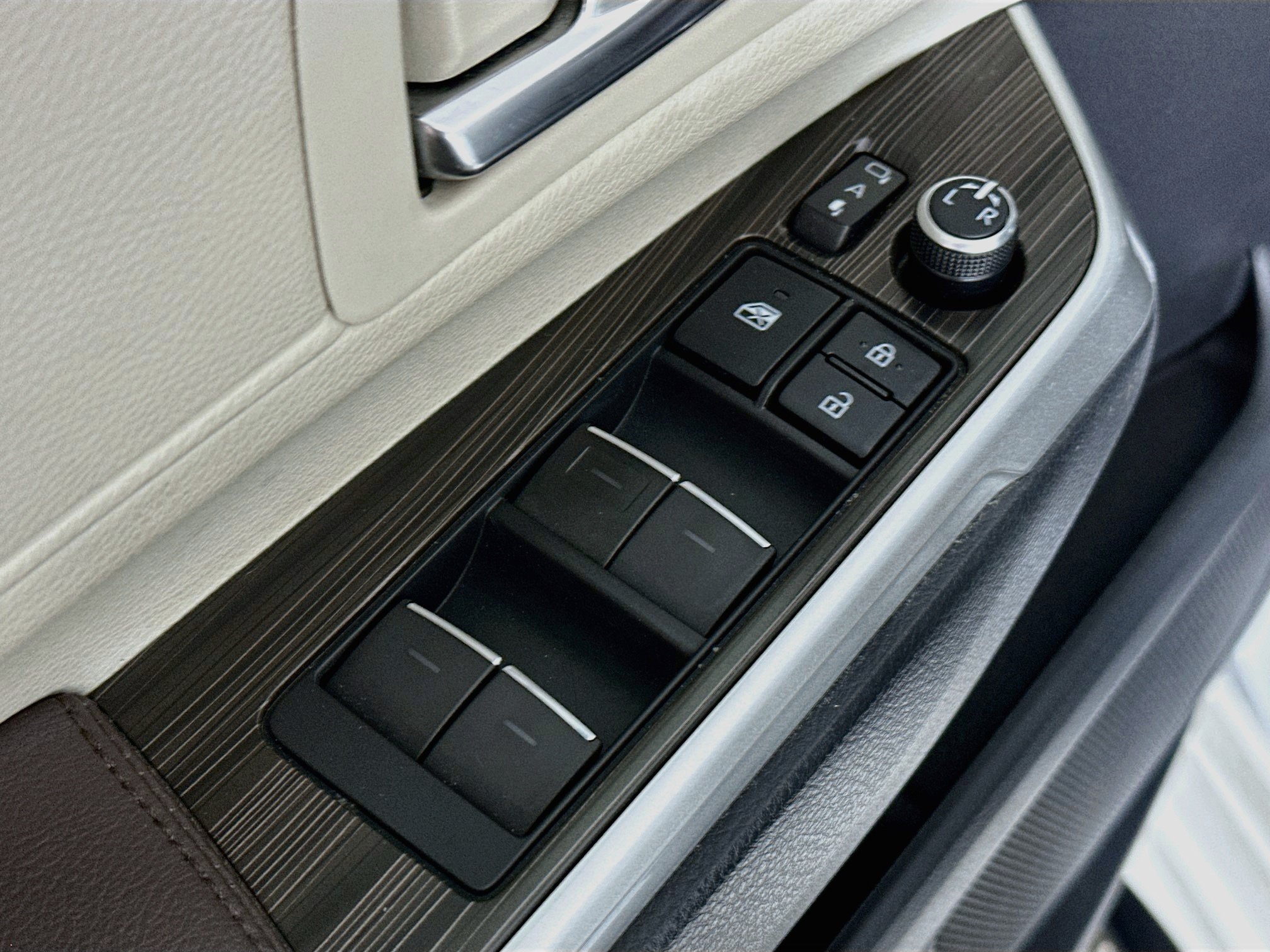 Used 2021 Toyota Sienna Platinum FWD image 18