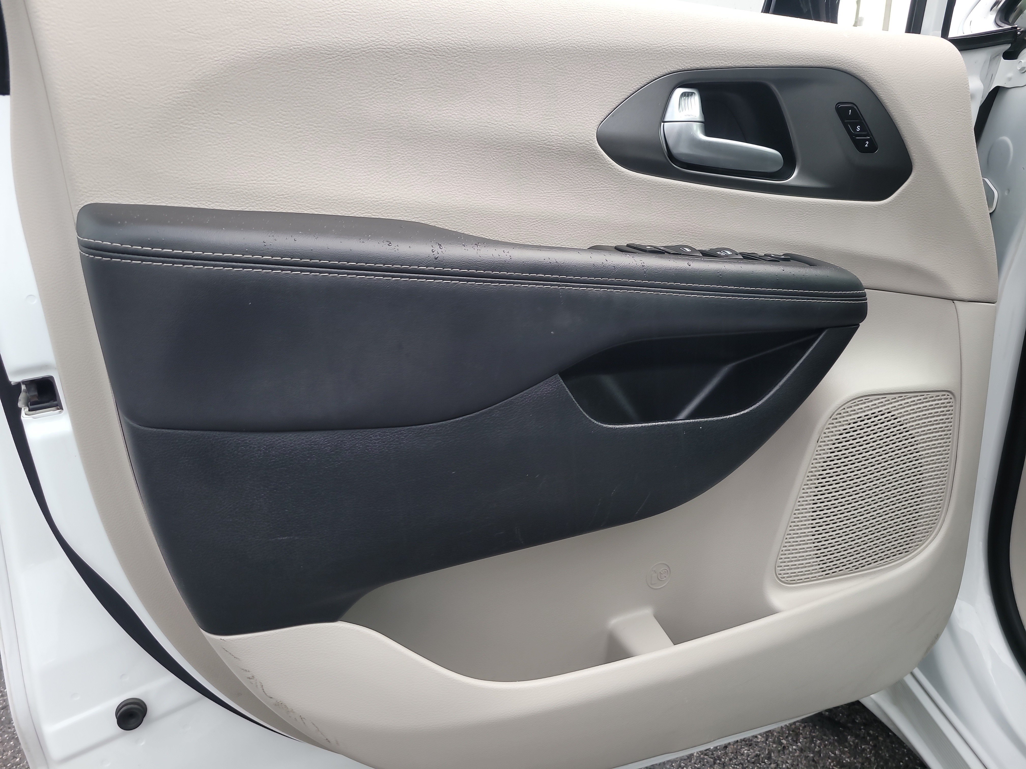 Used 2024 Chrysler Pacifica Touring-L FWD image 14