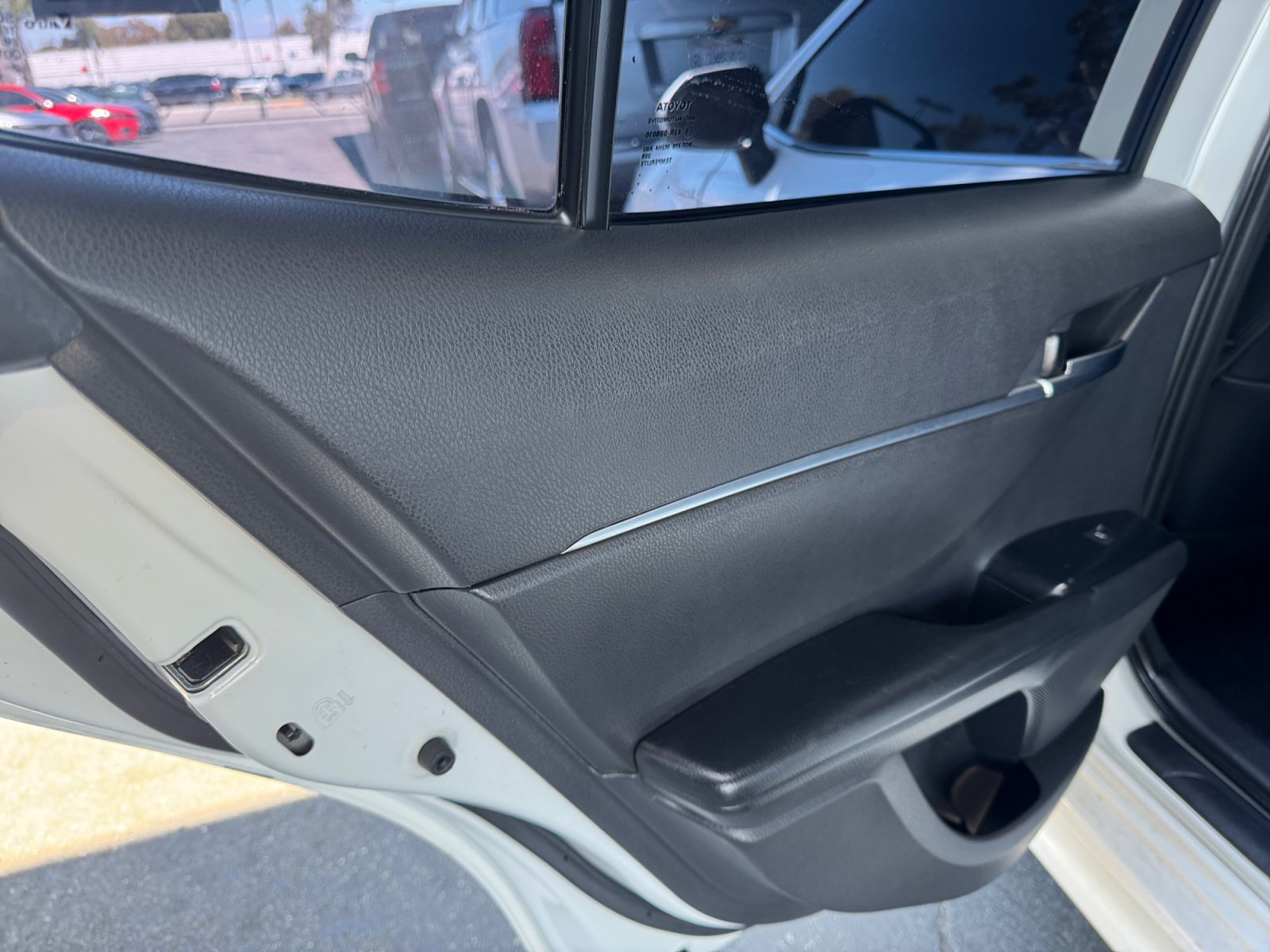Used 2020 Toyota Camry SE w/ Sunroof Package FWD image 22