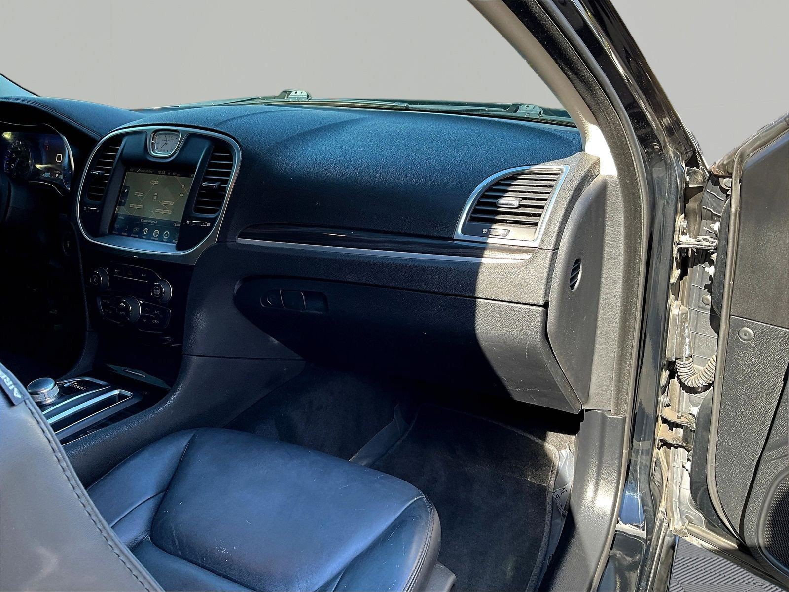 Used 2015 Chrysler 300 Limited w/ Driver Convenience Group RWD image 25
