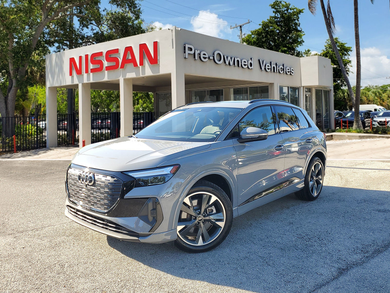 Used 2025 Audi Q4 e-tron Premium w/ Convenience Package image 1