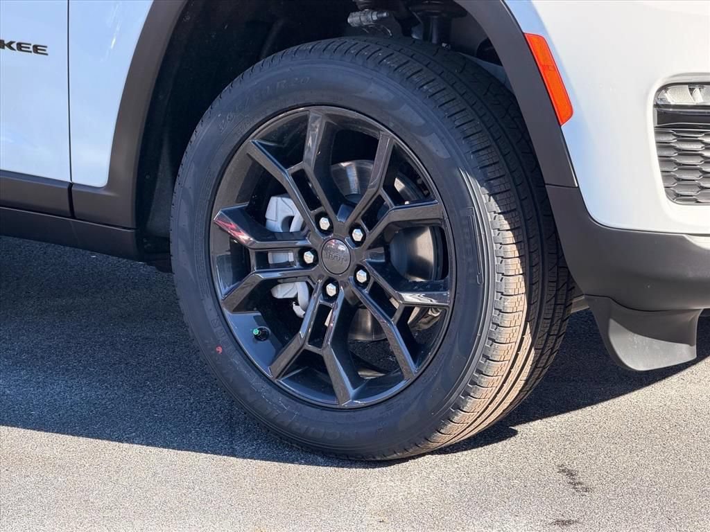 Used 2025 Jeep Grand Cherokee Limited AWD/4WD image 17
