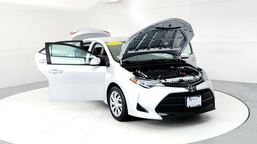 Certified 2019 Toyota Corolla LE FWD image 9