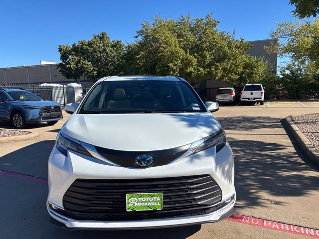 Used 2022 Toyota Sienna XLE FWD image 2