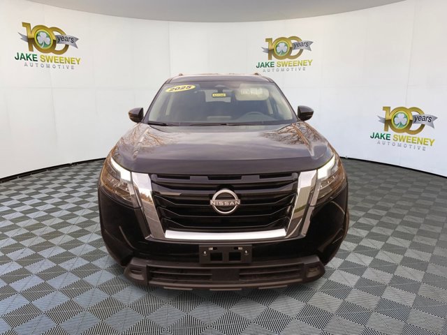 Used 2025 Nissan Pathfinder SV image 3