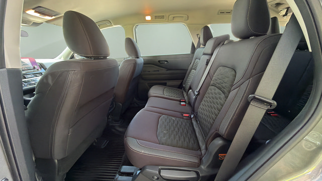 Used 2025 Nissan Pathfinder SV AWD/4WD image 12