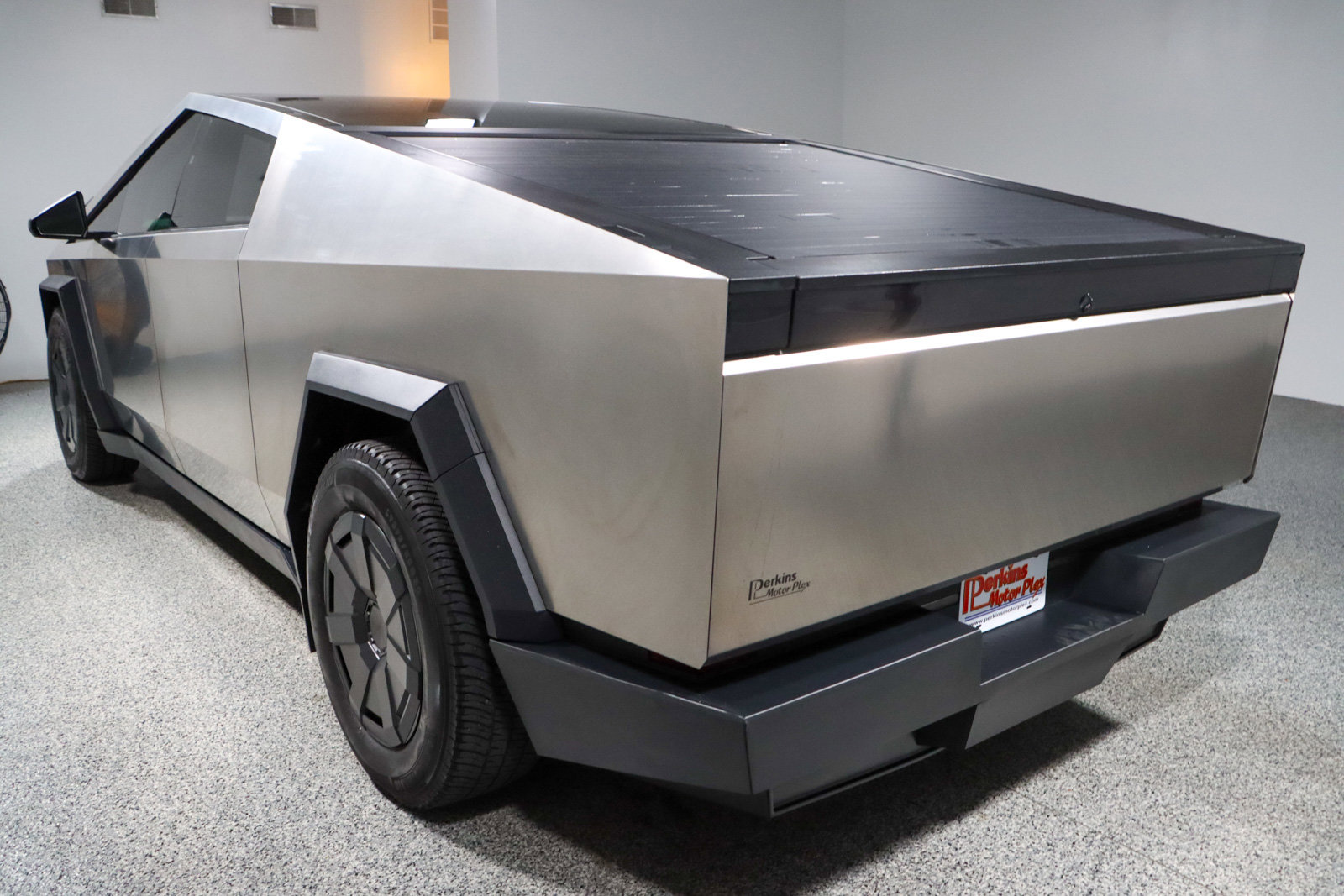 Used 2024 Tesla Cybertruck AWD Crew Cab image 9