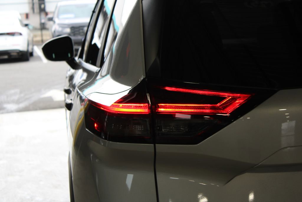 Used 2025 Nissan Rogue S AWD/4WD image 35