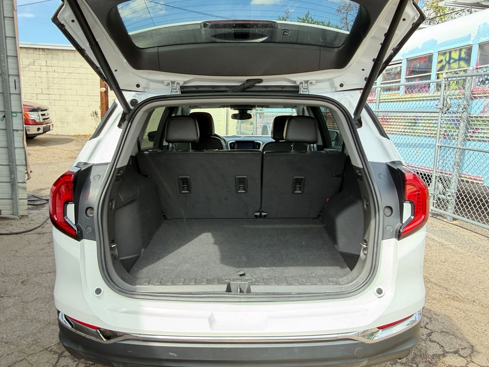 Used 2024 GMC Terrain SLT AWD/4WD image 32