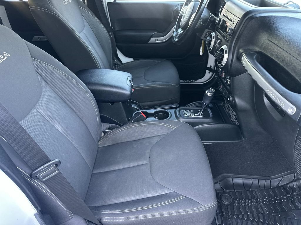 Used 2018 Jeep Wrangler Unlimited Sahara w/ Connectivity Group AWD/4WD image 13