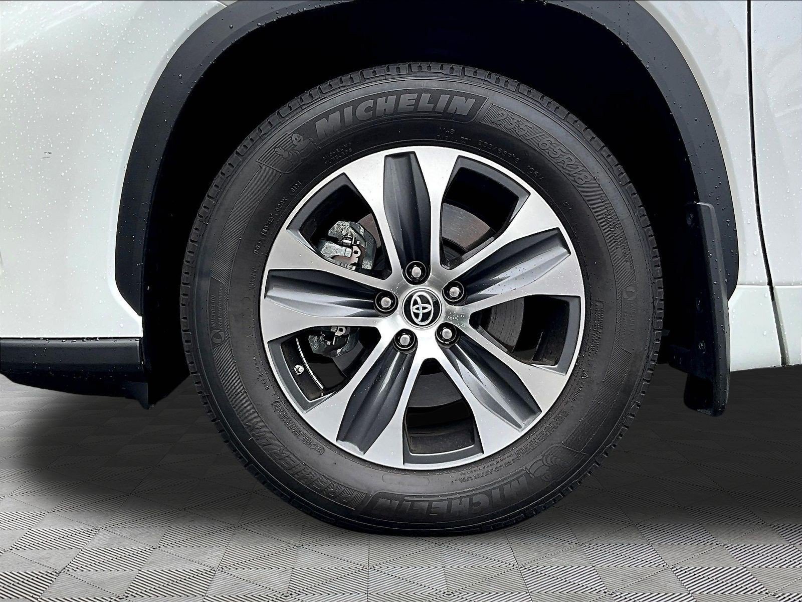 Used 2024 Toyota Highlander XLE AWD/4WD image 35