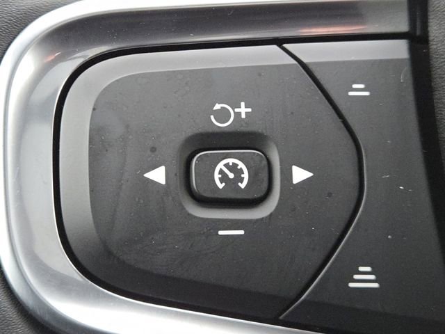Used 2025 Volvo XC40 B5 Plus image 13